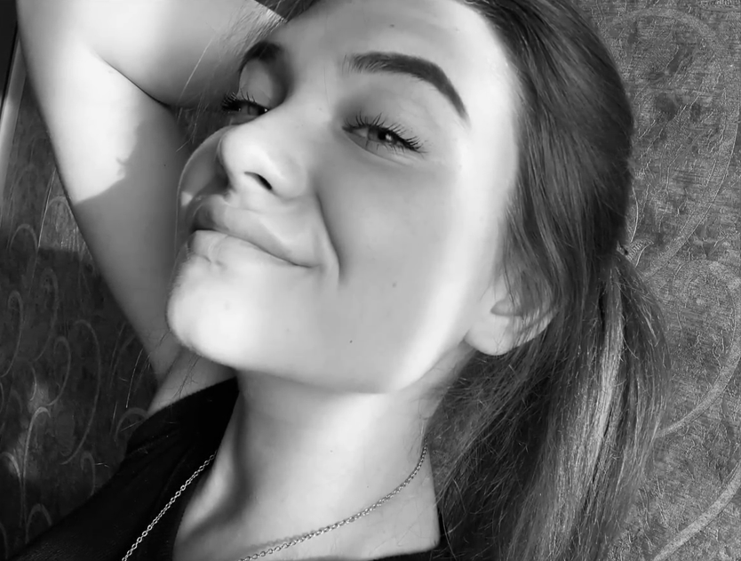 Маша была открытым человеком. 