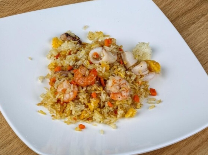 Жареный рис с морепродуктами - настолько вкусное блюдо, что не могу перестать о нём думать 😋