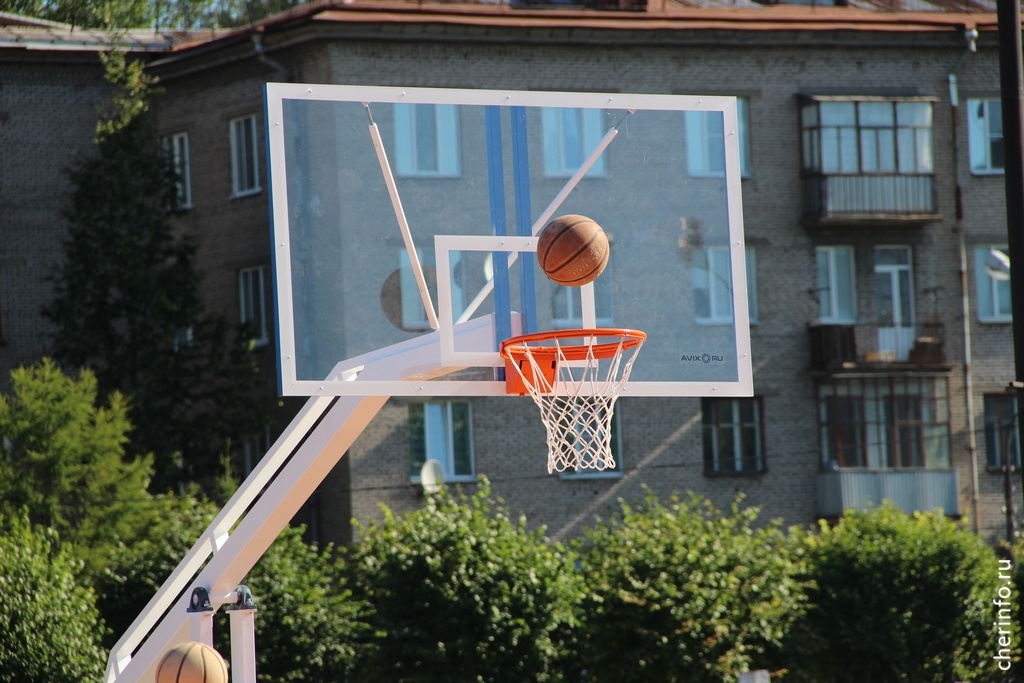    На площадке можно будет играть в футбол, баскетбол, волейбол, бадминтон и теннис.
