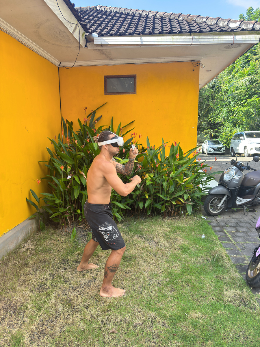 Постоянный жилец нашего геста воюет с виртуальными монстрами! Мы - под защитой 👌