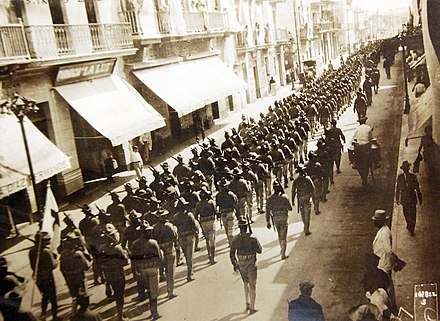 Американские солдаты входят в Веракрус (апрель 1914 г.). Источник: https://upload.wikimedia.org/wikipedia/commons/thumb/5/51/Lot-10907-1_%2827288019645%29.jpg/440px-Lot-10907-1_%2827288019645%29.jpg
