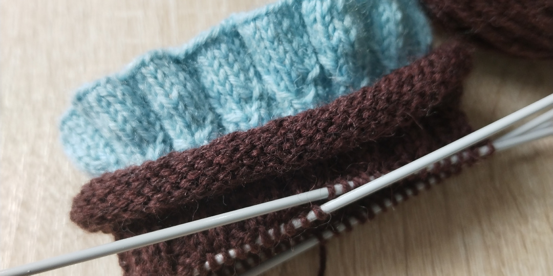 Носки с характером (и рюшами): немного романтики на спицах