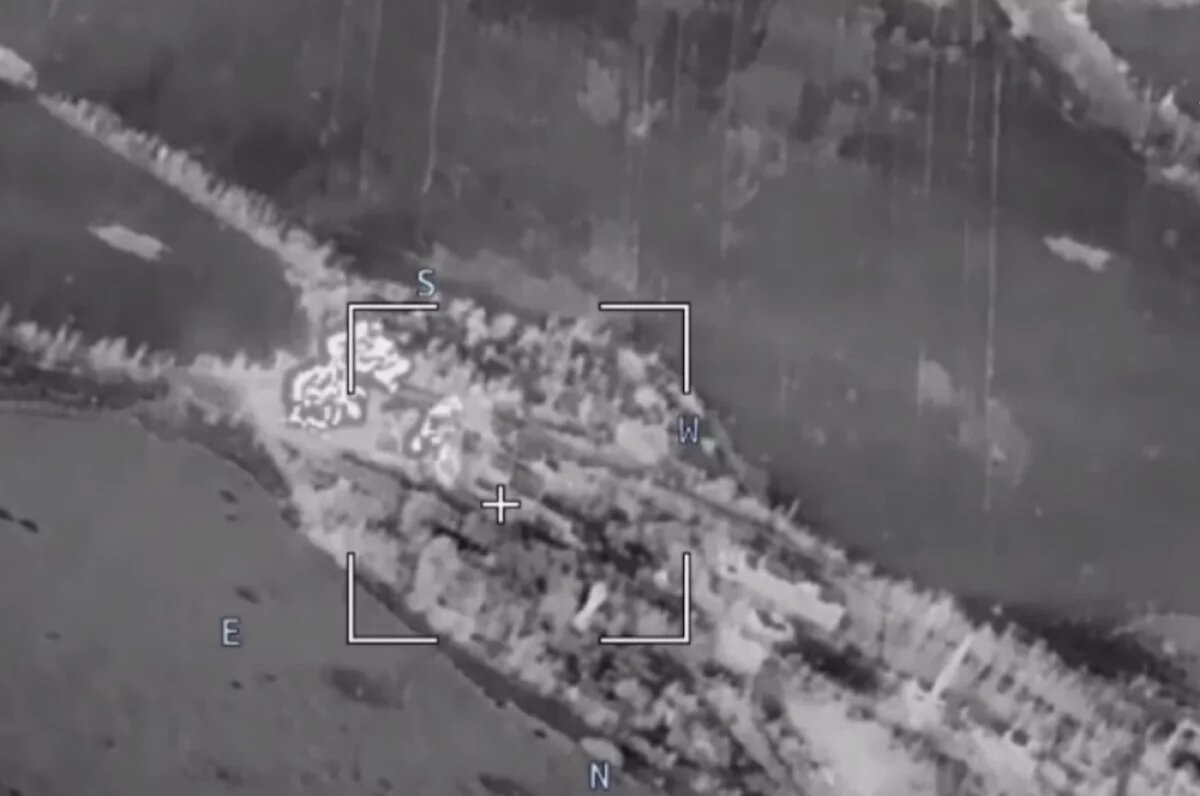    «Герани» двигаются в район цели поодиночке, затем собираются в группу по десятку и более беспилотников и атакуют, пикируя на объект с большой высоты.