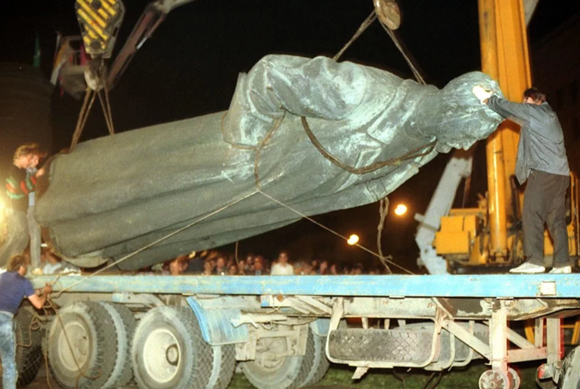 Демонтаж памятника Феликсу Дзержинскому.