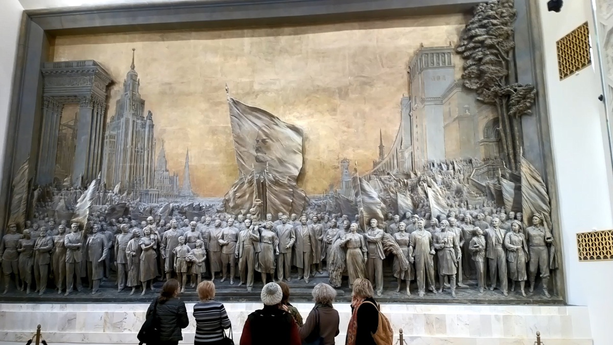 «Знаменосцу мира — советскому народу слава!» — монументальный горельеф, созданный в 1954 году скульптором-монументалистом Евгением Вучетичем.