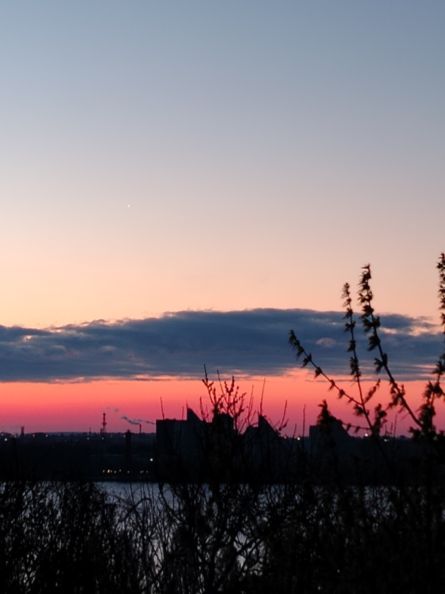 Рассвет над водохранилищем.