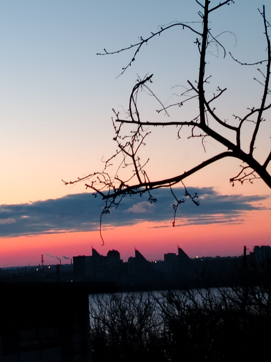 Видно спящий левый берег...