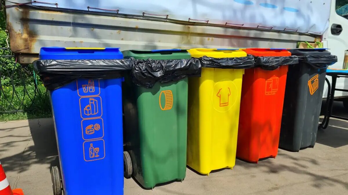    Мусорные баки.