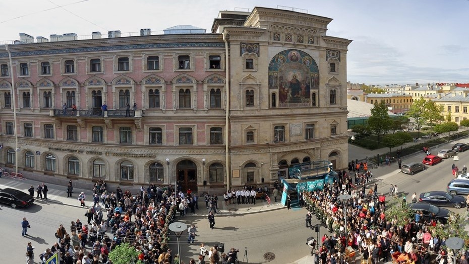    Церемония открытия мозаичной иконы "Иисус, благословляющий отроков" на фасаде здания Санкт-Петербургского государственного института кино и телевидения (СПбГИКиТ). Автор фото: Пётр Ковалёв / "Деловой Петербург"