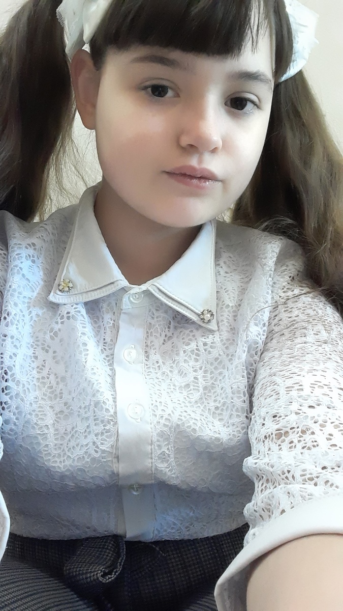 У меня надеть шара вары и  рубашка 👕 она мне очень нравится 👍 и банты на голове и прекрасная причёска 💇‍♀️ 