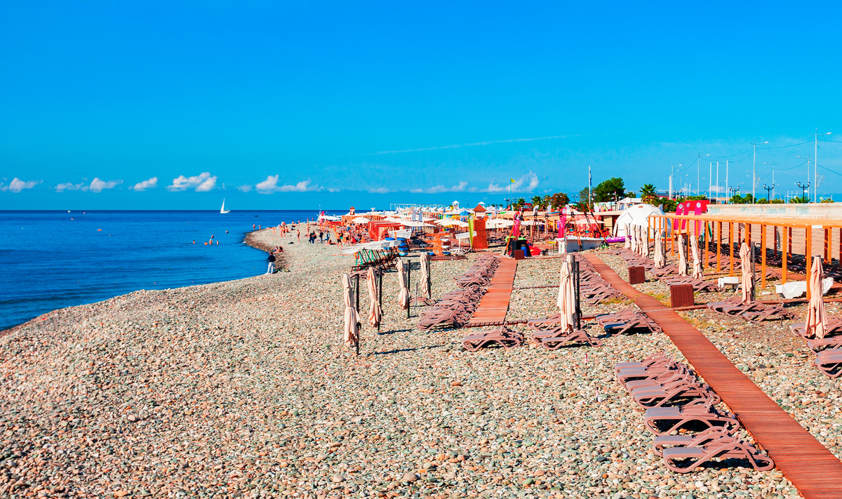 На пляже «Имеретинский», если повезёт, можно увидеть дельфинов.Фото: saiko3p / Shutterstock.co