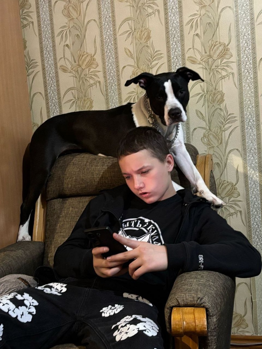 Айза особенно любит играть с братом!