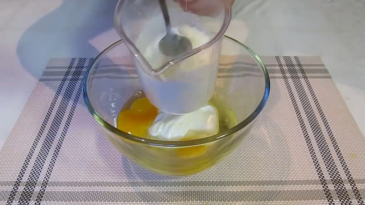 При желании яйца можно взбить миксером в лёгкую пену.