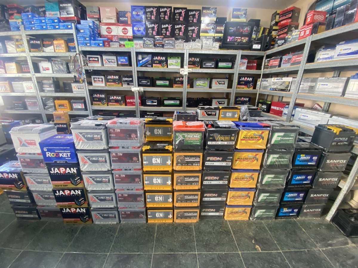 Сегодня мы в магазине аккумуляторов у Андрея, профи по продажам на нашем городском авторынке.