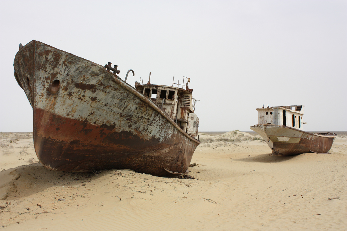 Корабли на песке, Муйнак, 2008 Авторство: Arian Zwegers. Moynaq, Aral Sea, CC BY 2.0, https://commons.wikimedia.org/w/index.php?curid=24488347