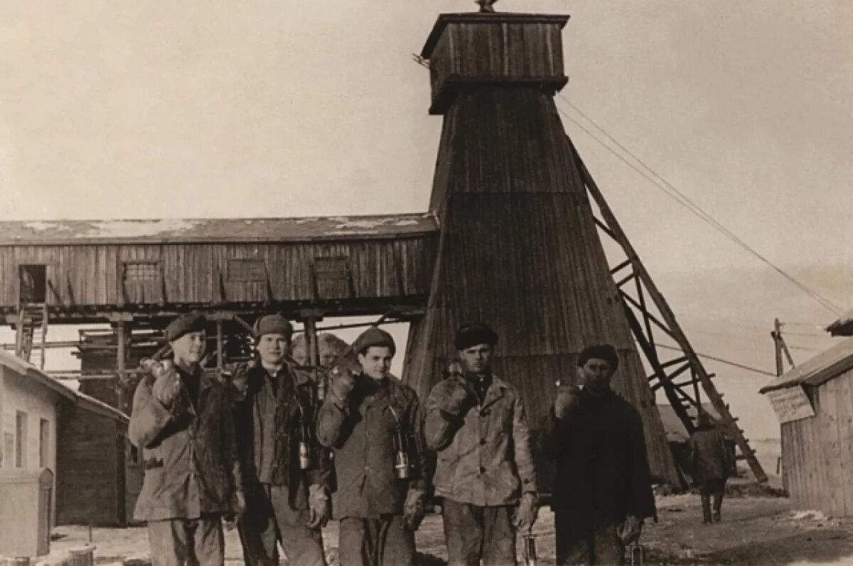    Рабочие не только собирали оборудование, но и участвовали в его ремонте и модернизации.