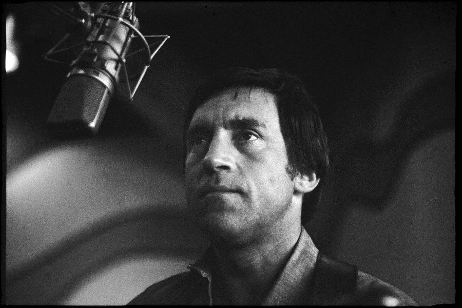 Высоцкий Владимир Семёнович — советский поэт, актёр театра и кино, автор-исполнитель песен (бард), прозаик, сценарист; заслуженный артист РСФСР (1986, посмертно), лауреат Государственной премии СССР («за создание образа Жеглова в телевизионном художественном фильме „Место встречи изменить нельзя“ и авторское исполнение песен», 1987, посмертно). 