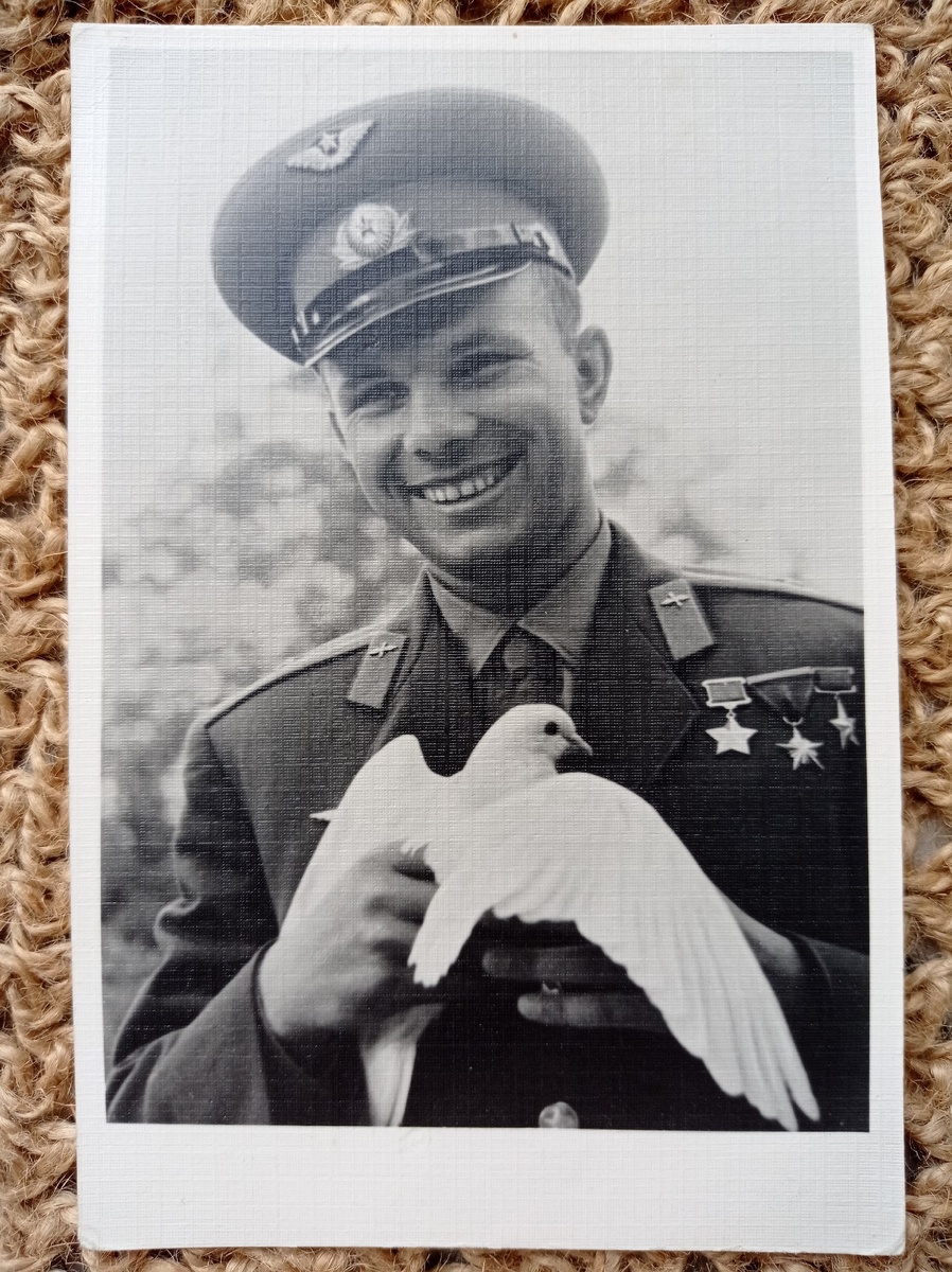 советская открытка из личной коллекции Ю.А. Гагарин,  фото П. Барашева