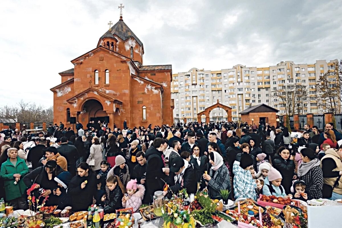    Тамбовские армяне отмечают День Победы, собираясь семьями на храмовой территории.