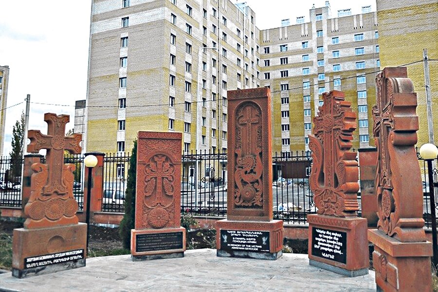    На территории храма уставлено пять хачкаров, и один из них посвящён подвигу народа в годы Великой Отечественной войны. Фото: Из личного архивa