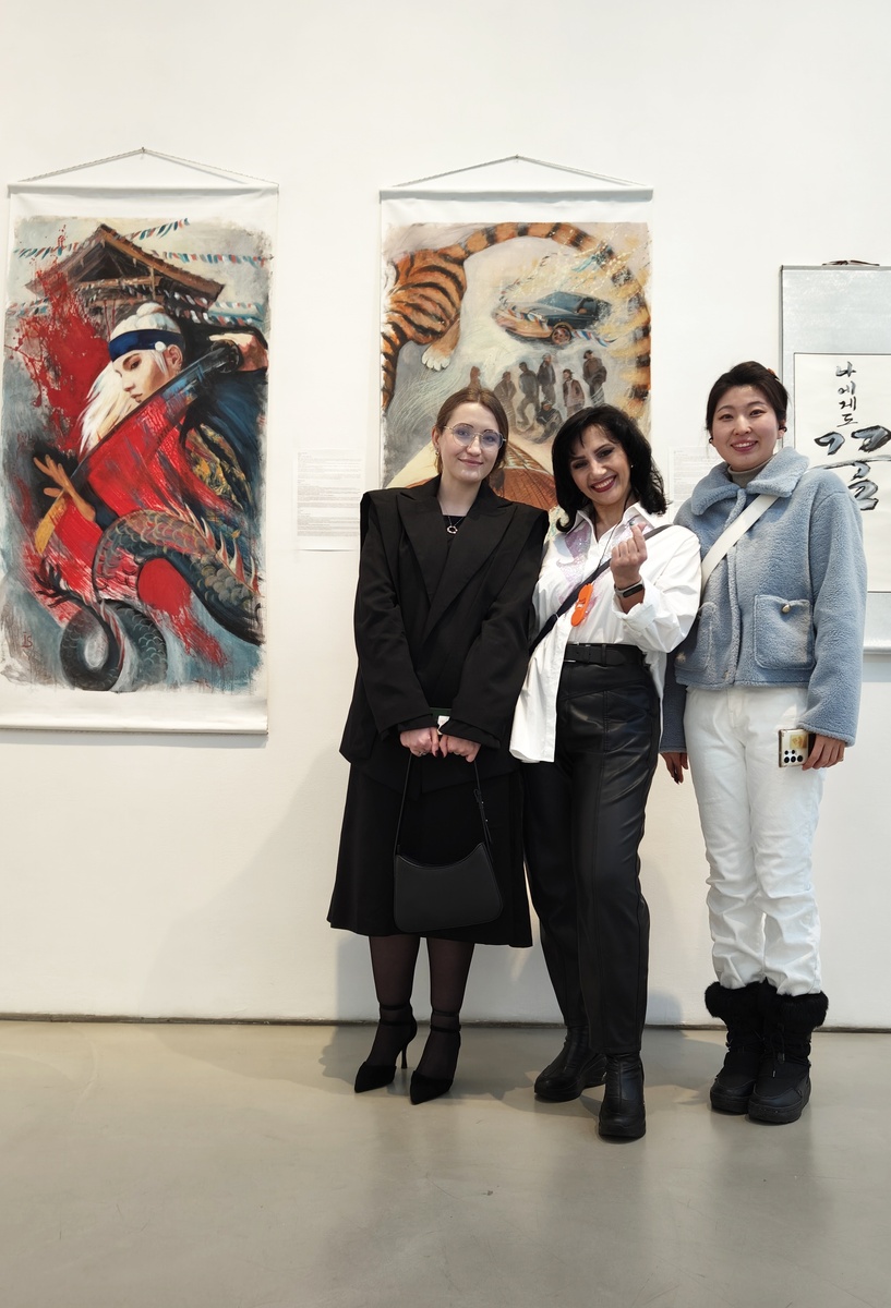 Ирина Лаврик, директор культурного центра K-R Community и организатор выставки, я и мисс Пэк (см. предыдущую статью) 