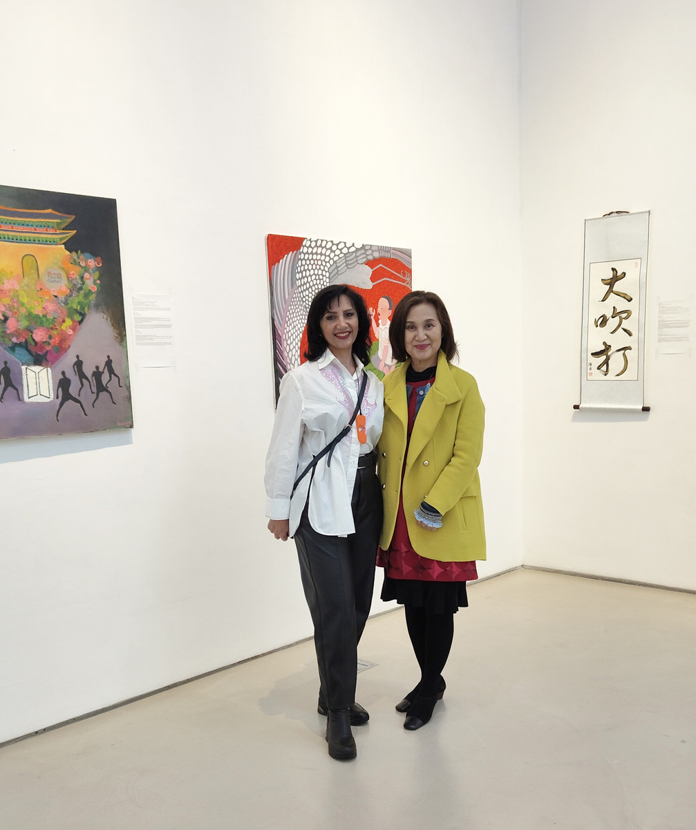 Мы с Сун Дук перед её работами