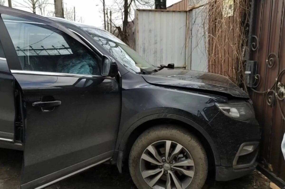    Подросток на угнанном автомобиле врезался в забор в Брянске