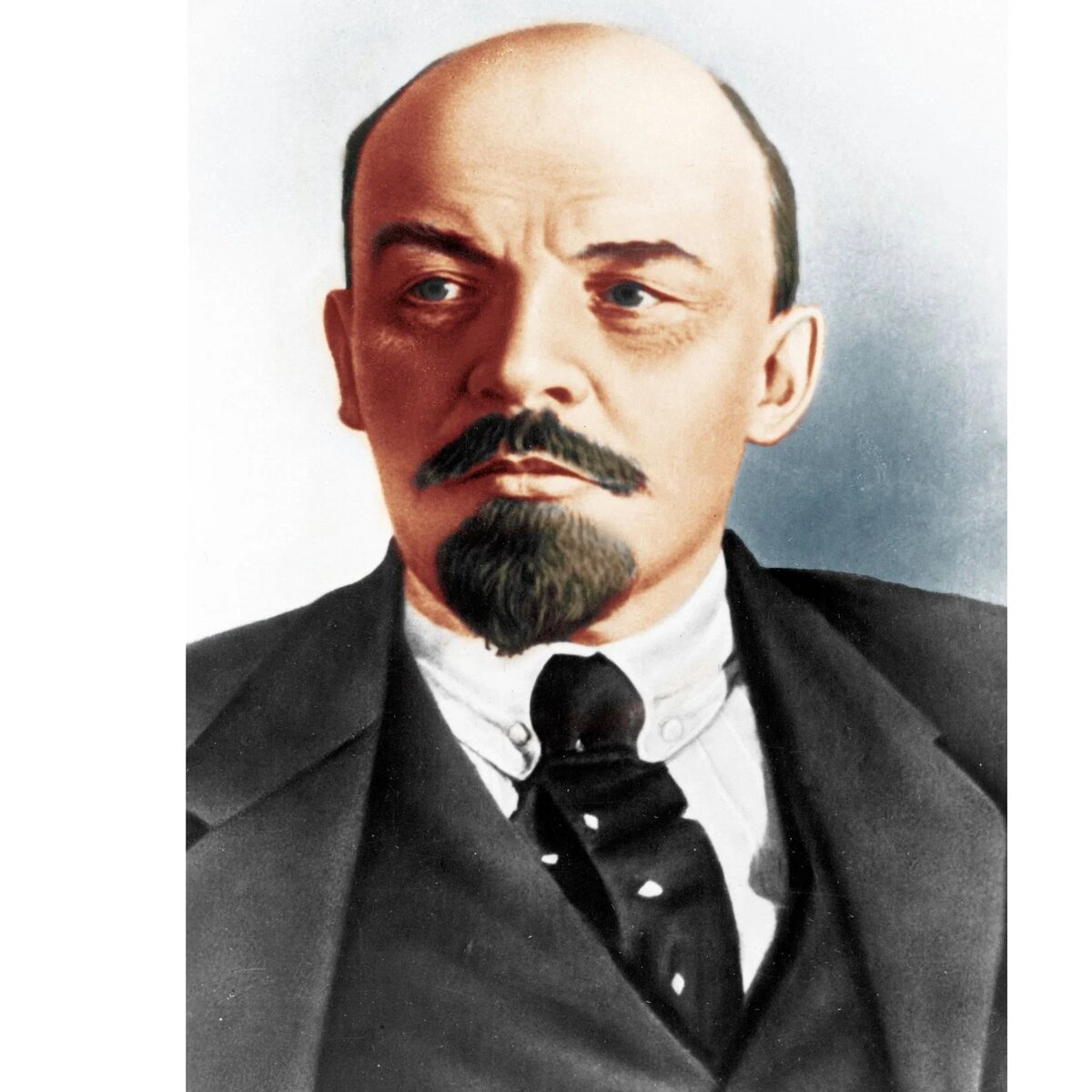 Хотел стать юристом (адвокатом, чтобы защищать бедных). Влади́мир Ильи́ч Ле́нин (фамилия при рождении — Улья́нов; также известен под двойной фамилией Улья́нов-Ле́нин; 10 (22) апреля 1870, Симбирск, Российская империя — 21 января 1924, Большие Горки, Сухановская волость, Подольский уезд, Московская губерния, РСФСР, СССР) — российский революционер, адвокат, переводчик, экономист, крупный теоретик марксизма, советский политический и государственный деятель, создатель Российской социал-демократической рабочей партии (большевиков), один из организаторов и руководителей Октябрьской революции 1917 года в России, первый председатель Совета народных комиссаров РСФСР и Совета народных комиссаров СССР, создатель первого в мировой истории социалистического государства.