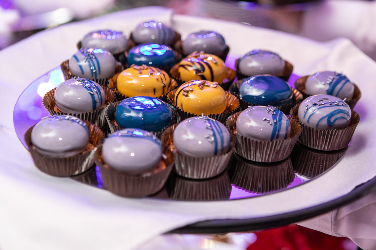 Десерты на корпоративное мероприятие

Уже несколько лет, мы с удовольствием обеспечиваем корпоративные мероприятия десертами. На камерные события, свадьбы или юбилеи, так и на несколько сотен гостей!
Кондитеры Ксения Гринкевич, Татьяна Агаджанян делают праздники вкусными и полезными!

Мастерская шоколада «На десерт» Ксении Гринкевич, одна из лучших, и с большим, интересным опытом. Первым заказом был корпоратив для шведской компании «РОКСОР», и руководитель попросил, чтобы десерты были вкусными и полезными - Wealthy & Healthy. 

Именно под таким девизом, Healthy & Wealthy, Ксения и делает десерты.
Конечно, мы делаем торты с элементами фирменного стиля или продукции. Однажды это было торт в виде грузовика и команды вокруг него!
«Праздник РФ» поставляет десерты на многие мероприятия. Это может быть юбилей компании или руководителя, пирожные или торты на конференцию или презентацию, сюрприз для партнеров или клиентов.
Олег Димпул вспоминает юбилей банка «Уралсиб» когда десерты стали изюминкой вечера в роскошном ресторане. А удивить партнеров и клиентов крупнейшего банка было не такой простой задачей!
Организация корпоративного мероприятия ответственное событие, это включает подготовку угощений для гостей, клиентов и партнеров. 
Десерты на корпоративе – это «вишенка на торте» каждого мероприятия. 
Ассортимент очень широкий, это могут быть: ванильные и шоколадные кексы, капкейки, пирожные, безе, фруктовые тарты
Классика всегда в моде и подходит для широкого круга аудитории. Кому-то эклеры, а кто-то лакомится новинками и знает что такое кейк-попсы, макаронс, муссовые пирожные.
Мы всегда помним о любителях шоколада. Шоколадные торты, трюфели, брауни, фонтаны из расплавленного шоколада, куда можно макать кусочки фруктов, – все это отличные варианты для десертов на корпоративное мероприятие в офис или на банкет. Подготовка к Новому году 2025 уже началась!
Лучшие кондитеры и Олег Димпул советуют выбирать десерты в виде небольших порций, например, мини-кексы, трюфели, печенье, 