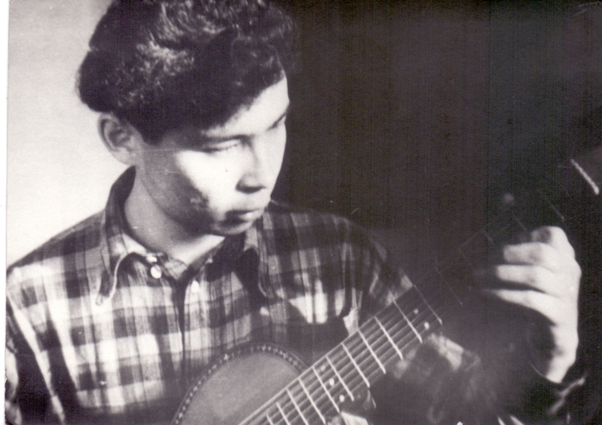 Многие из знавших Вампилова связывают его студенческий образ с гитарой.