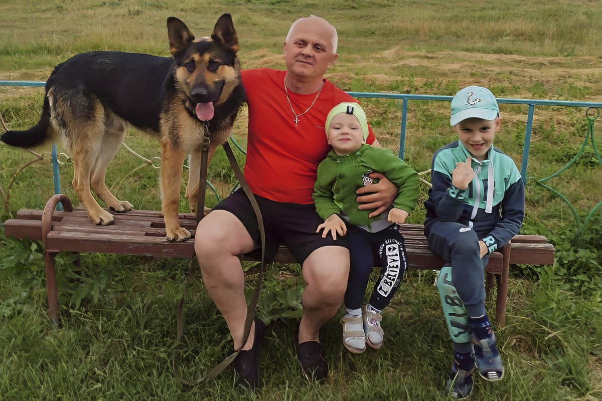 Сергей Прилуцкий с внуками и Амуром в родном селе до вторжения ВСУ