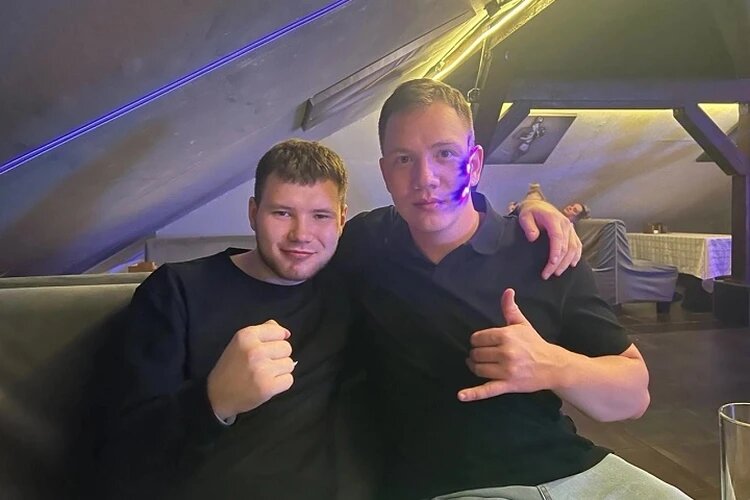 Иван (слева) отдыхал в кафе вместе с друзьями. Фото: КП-Екатеринбург 