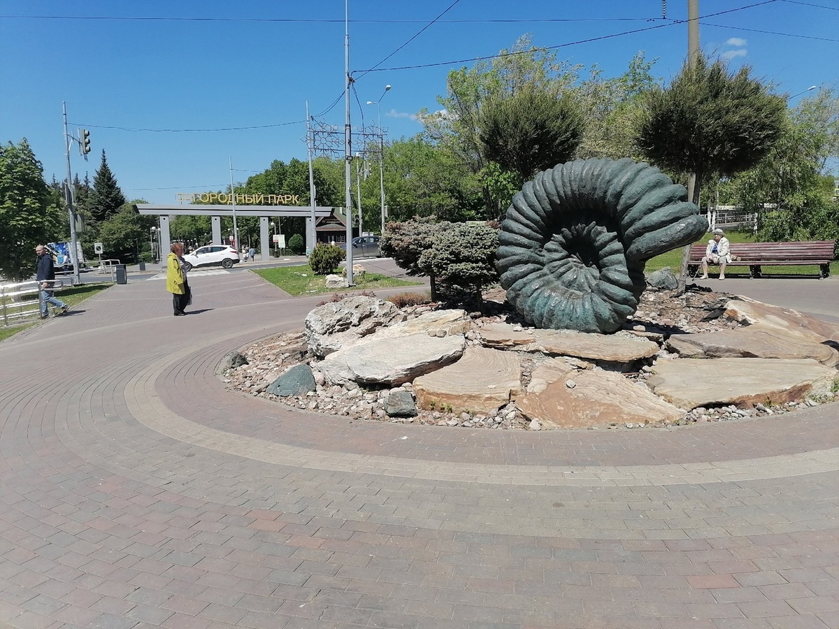 Вход в Загородный парк. Посреди бульвара Ново-Садовой ул. напротив входа в парк расположен аммонит.