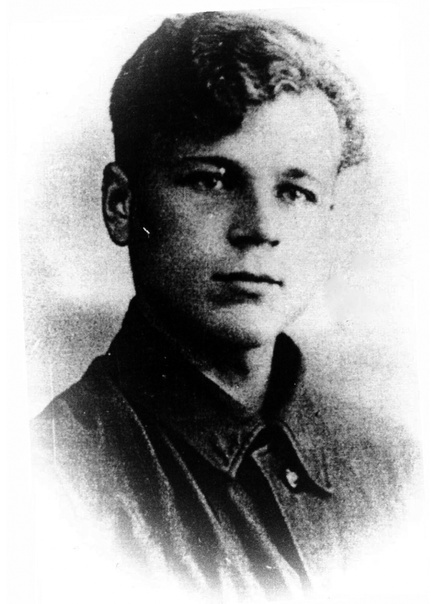 Дмитрий Сорин, студент физико-математического факультета Орловского государственного педагогического института по заданию орловского подполья, устроился на работу в сыскное отделение полиции. Работая личным секретарём начальника отделения собирал важную информацию и распространял листовки.