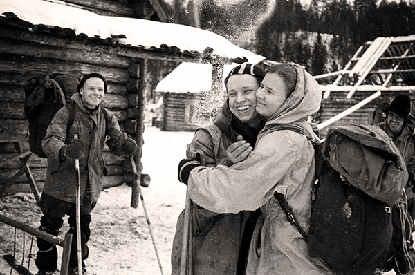 Людмила Дубинина прощается с Юдиным. Слева Игорь Дятлов с бамбуковыми лыжными палками (металлических тогда еще не было)