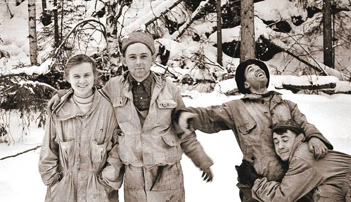 На одном из последних кадров того рокового похода (слева направо) Люда Дубинина, Юра Кривонищенко, Коля Тибо-Бриньоль и Рустем Слободин