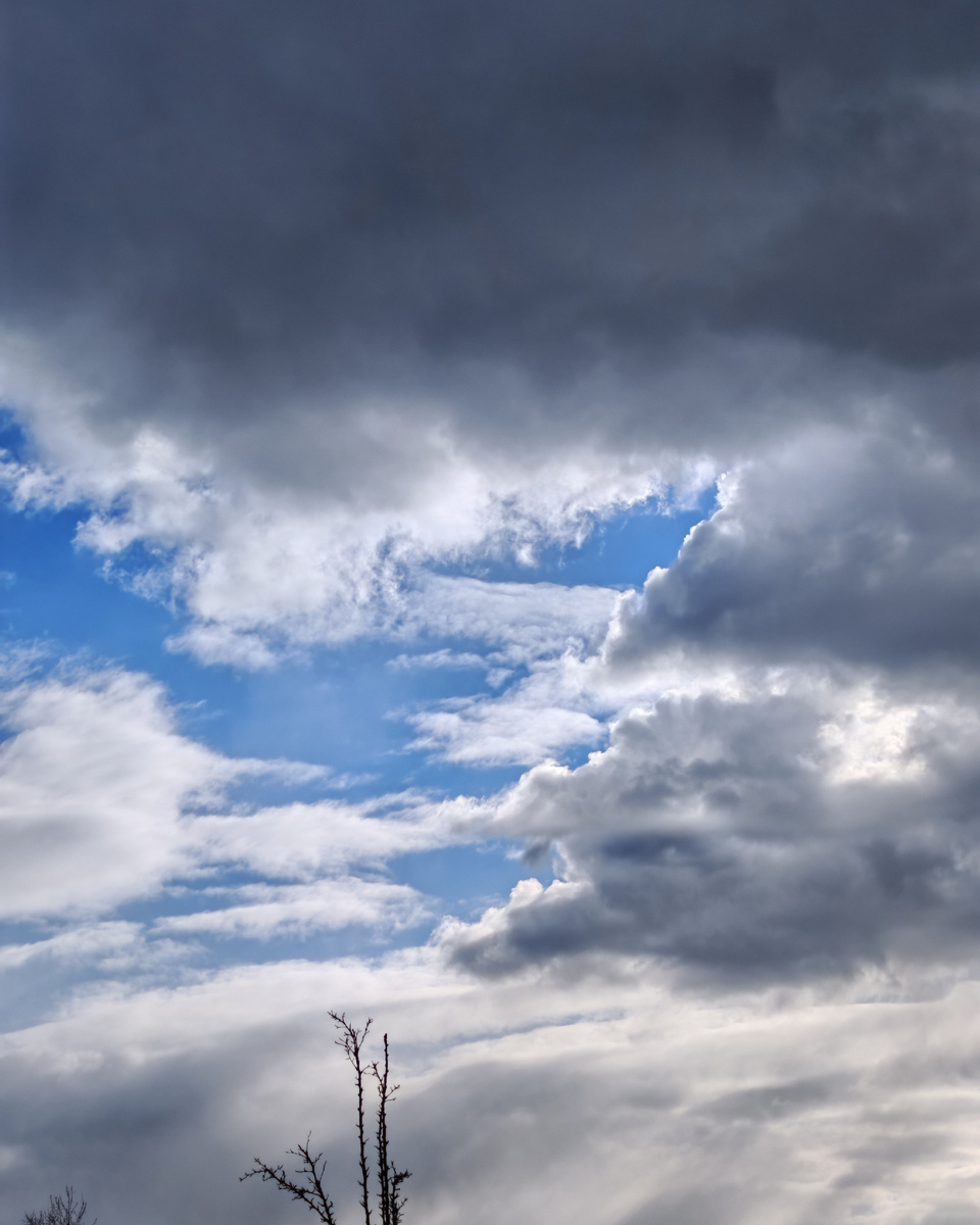 Морозное апрельское небо