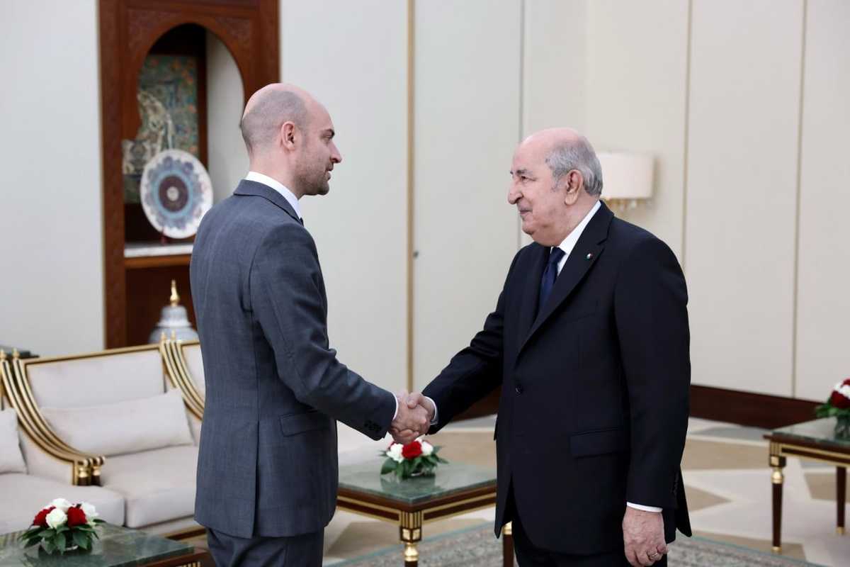 Мали, Нигер и Буркина-Фасо объявили об отзыве послов из Алжира для консультаций после того, как алжирская армия сбила БЛА Akinci малийской армии.

Интересный разворот.
Одновременно с этим Франция объявляет о «скорой активизации механизмов сотрудничества» с Алжиром.

6 апреля министр иностранных дел Франции Жан-Ноэль Барро провел встречу президентом Алжира Абдельмаджидом Теббуном (см. фото) после почти 8 месяцев беспрецедентного дипломатического кризиса.

«Я приехал в Алжир, чтобы передать послание президента Республики: мы должны перевернуть страницу напряженности и восстановить партнерство равных в интересах наших двух стран. Мы возобновляем наше сотрудничество по всем направлениям», сообщил в социальных сетях глава внешнеполитического ведомства Франции.
Подписывайтесь на наш телеграмм канал ❤️ https://t.me/afric_ylbIbka
#алжир #сахель #françafrique