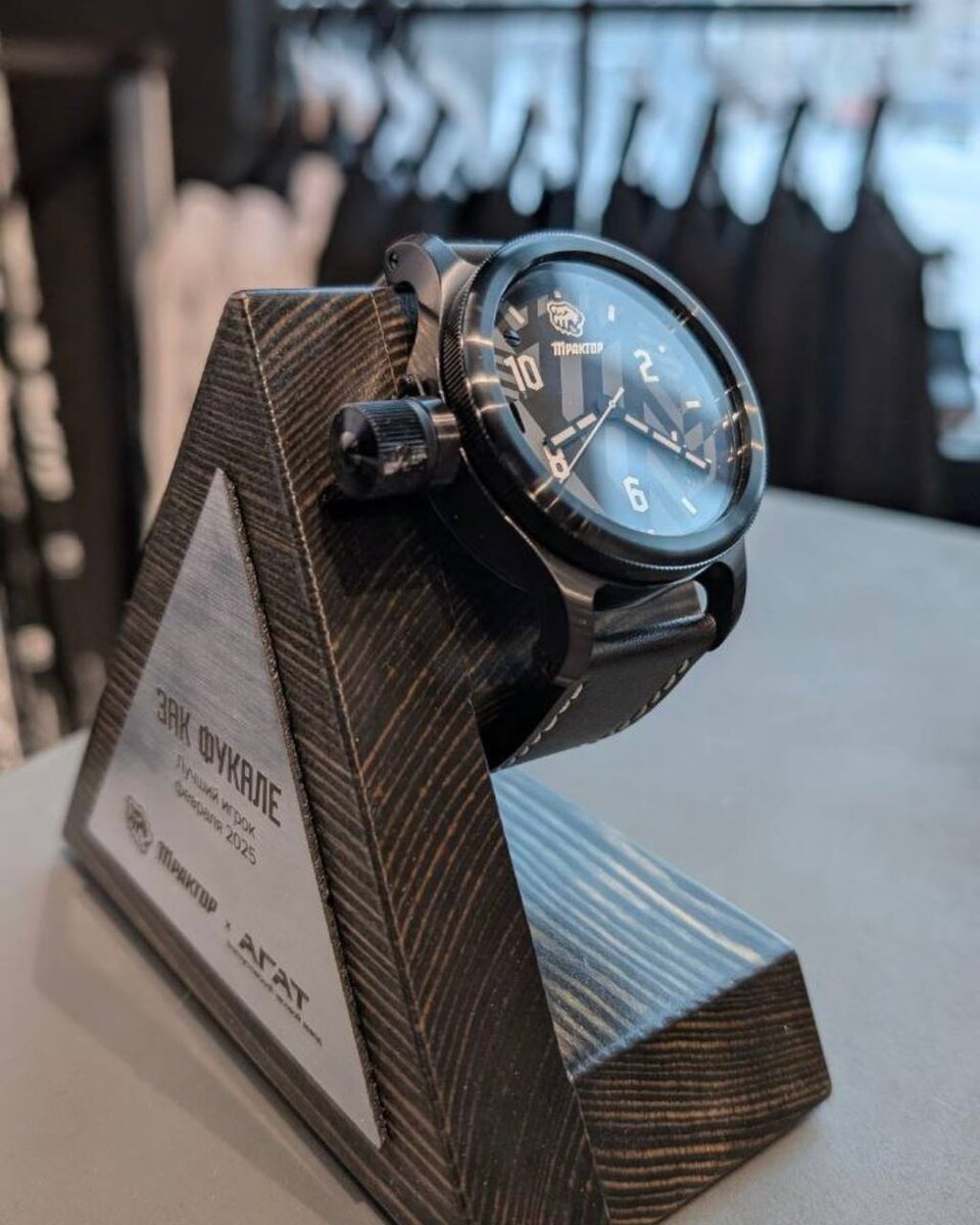 Часы ЗЧЗ Агат на специальной именной подставке для лучшего игрока ХК "Трактор"