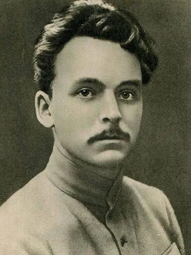 Дмитрий Андреевич Фурманов (1891- 1926), - русский советский писатель, прозаик, революционер, военный и политический деятель, редактор, участник Первой Мировой и Гражданской войны имел воинские звания: прапорщика Русской Императорской Армии, политкомиссара Рабоче - Крестьянской Красной Армии.