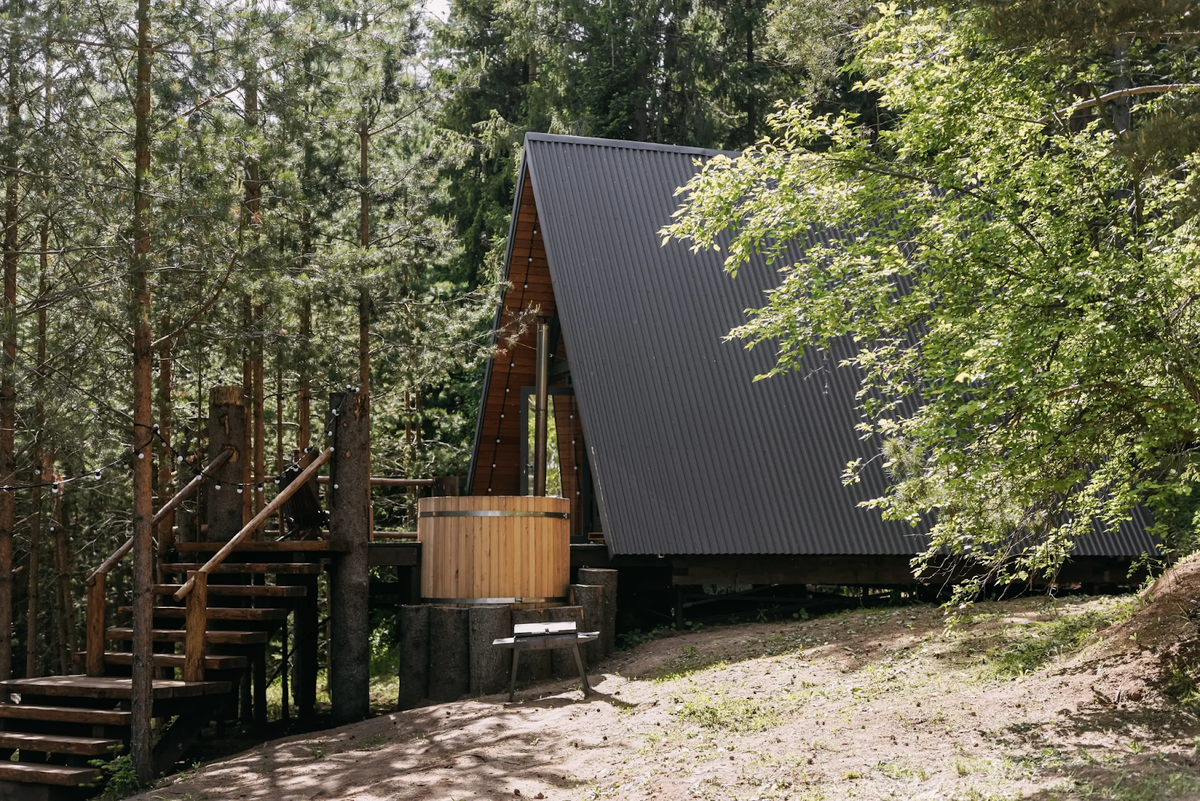 
Глэмпинг Хвойная Хижина / Naturalist.Travel