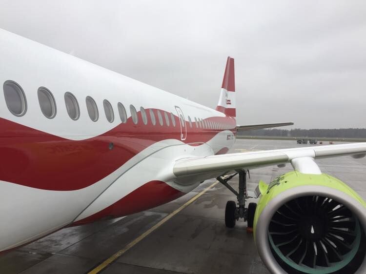 Самолет airBaltic, раскрашенный в цвета латвийского флага © AirBaltic