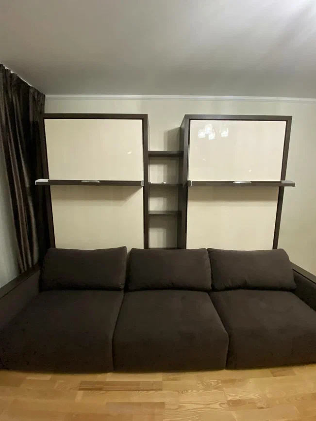 Как вместить сразу две кровати в маленькой комнате, без громоздких двух ярусов?