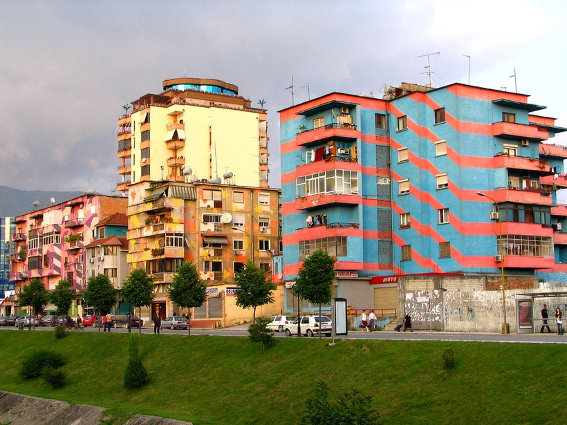 Разноцветные дома в Тиране (https://travelask.ru/questions/142341-tirana-otzyvy-turistov)