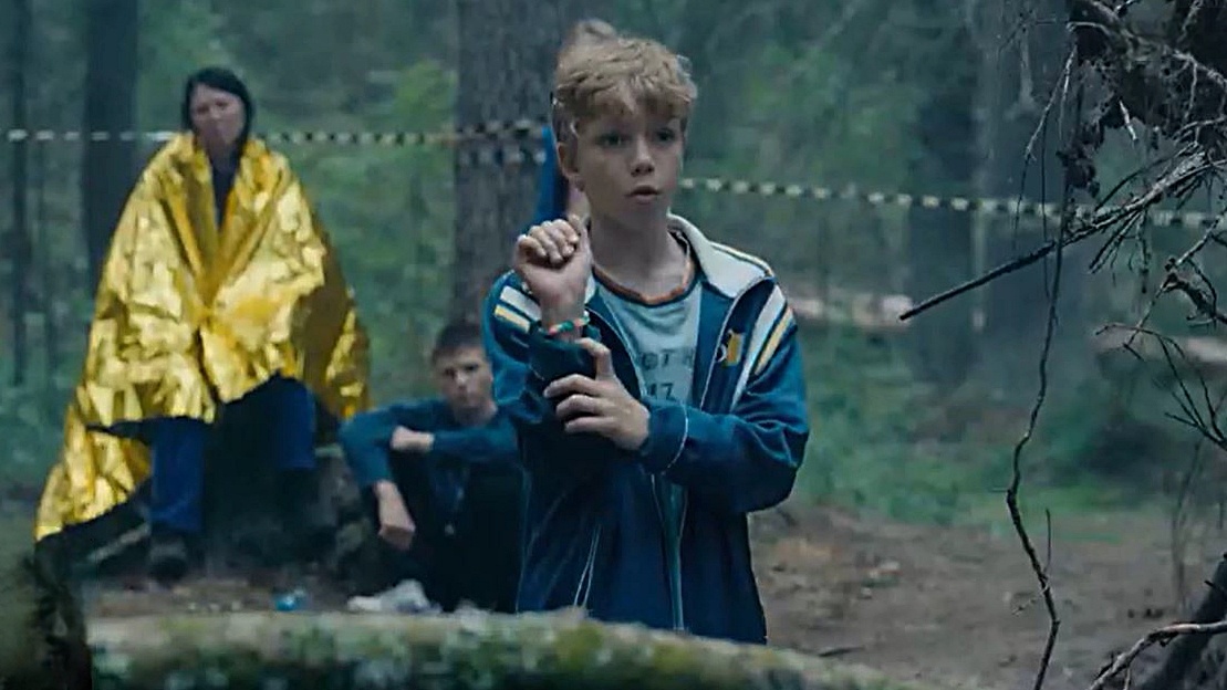 Место обнаружения первой жерствы / Брат показывает браслет