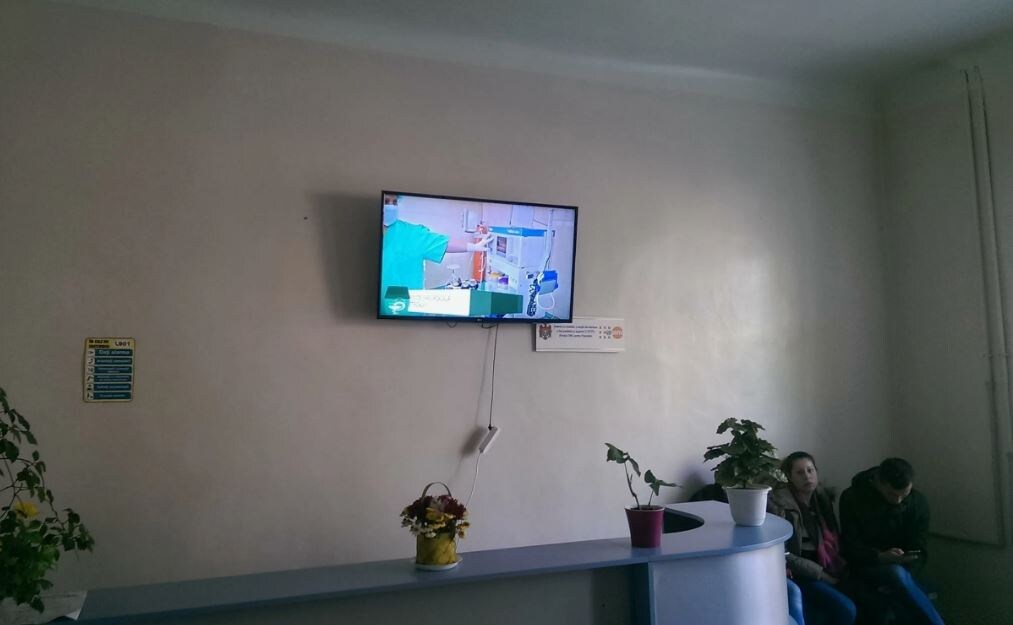 Телевизор в вестибюле учреждения (иллюстрация из открытых источников)