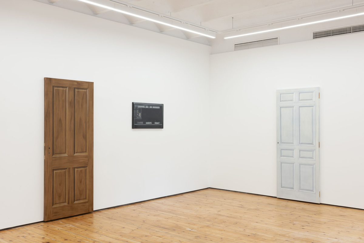 Картины: двери и обратная панель телевизора