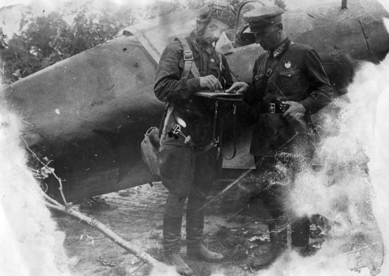 Командир звена ст. лейтенант Соболев К.Ф. и батальонный комиссар Винокуров А.М.
