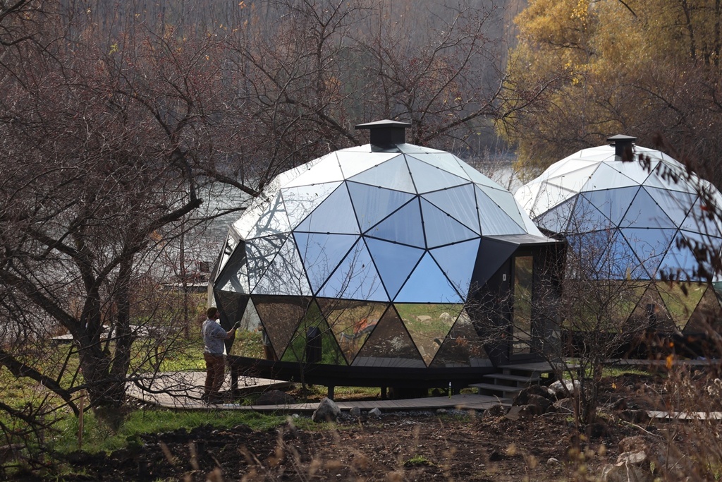 Купольные зеркальные дома на Алтае