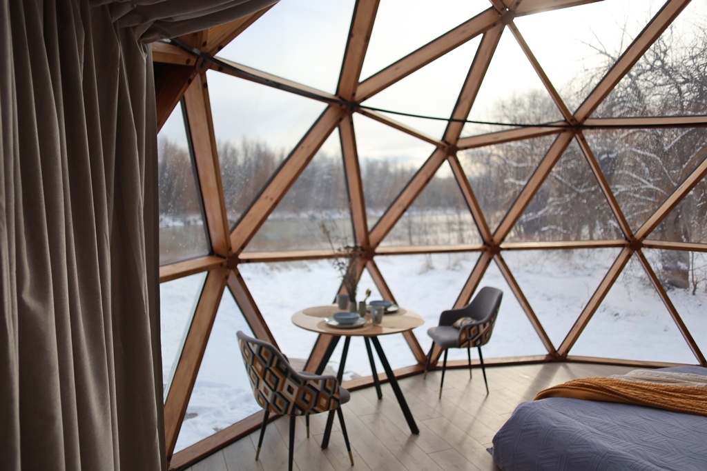 Панорамное окно дома сферы для загородного отеля